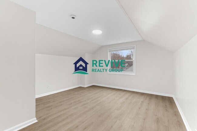 Building Photo - 131 Doremus Ave