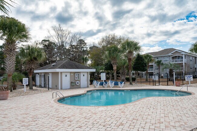 Building Photo - Furnished Unit Overlooking Golf Course