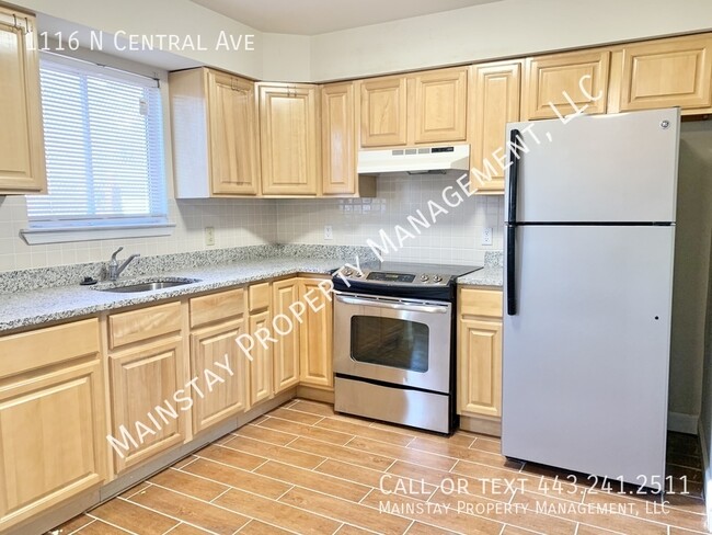 Building Photo - Updated 3 Bed 3 Bath End Unit Townhouse