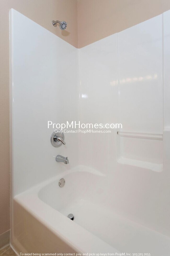 Building Photo - Three Bedroom Gem in Jennings Lodge - Garage Included!