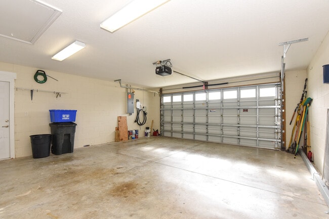 Building Photo - 11 Manderley Ln