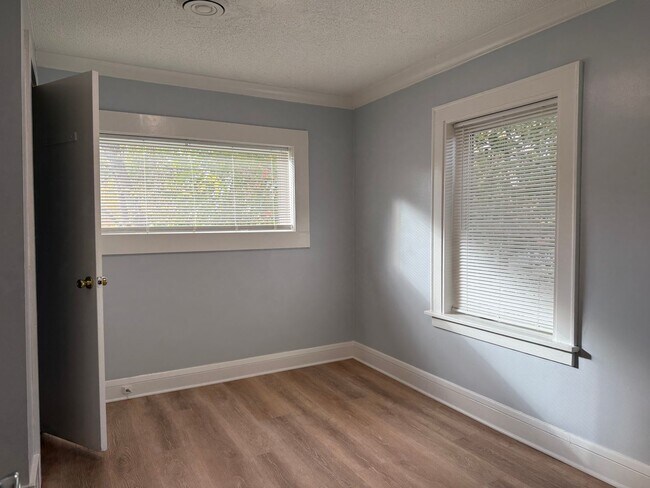 Building Photo - 1507 N Newton Ave