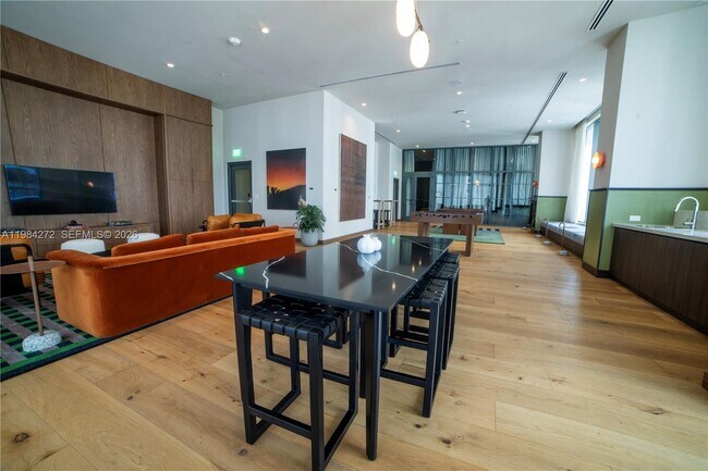 Building Photo - 11 NE 6th St