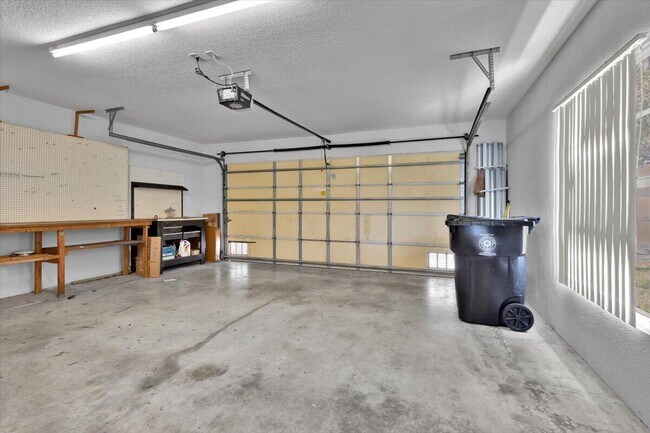 Building Photo - 10882 SW Dardanelle Dr
