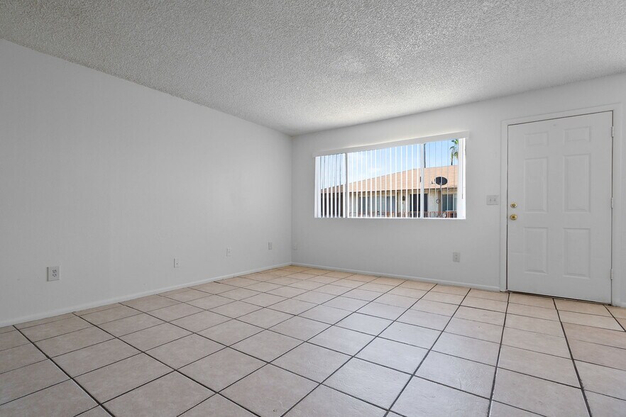 Building Photo - 3321 W Loma Ln