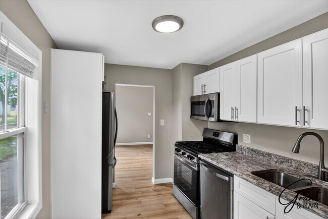 Building Photo - $1500 3 bedrooms