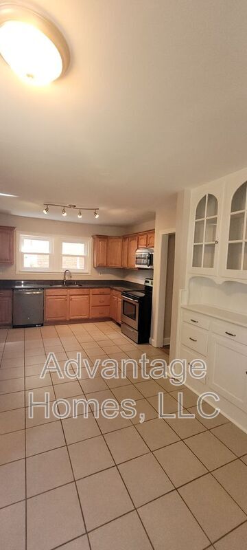 Building Photo - 200 E 73rd Terrace