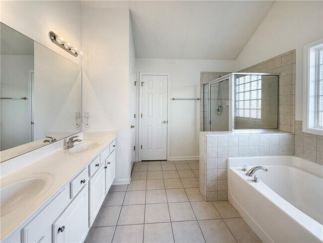Building Photo - 3385 Stoneleigh Run Dr NE