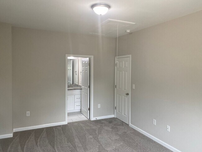 Building Photo - Beautiful 3 bedroom 2.5 bathroom home in C...