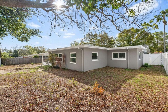 Building Photo - 2352 Lorena Ln