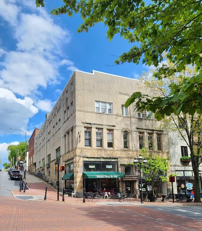 Building Photo - Historic Bethlehem - 2 Bedroom Apartment