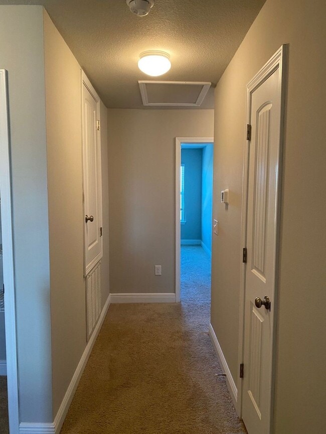 Building Photo - Spacious Modern Townhome; Conveniently Located! *Garbage, Pest Control & Lawncare Included!* *SPE...