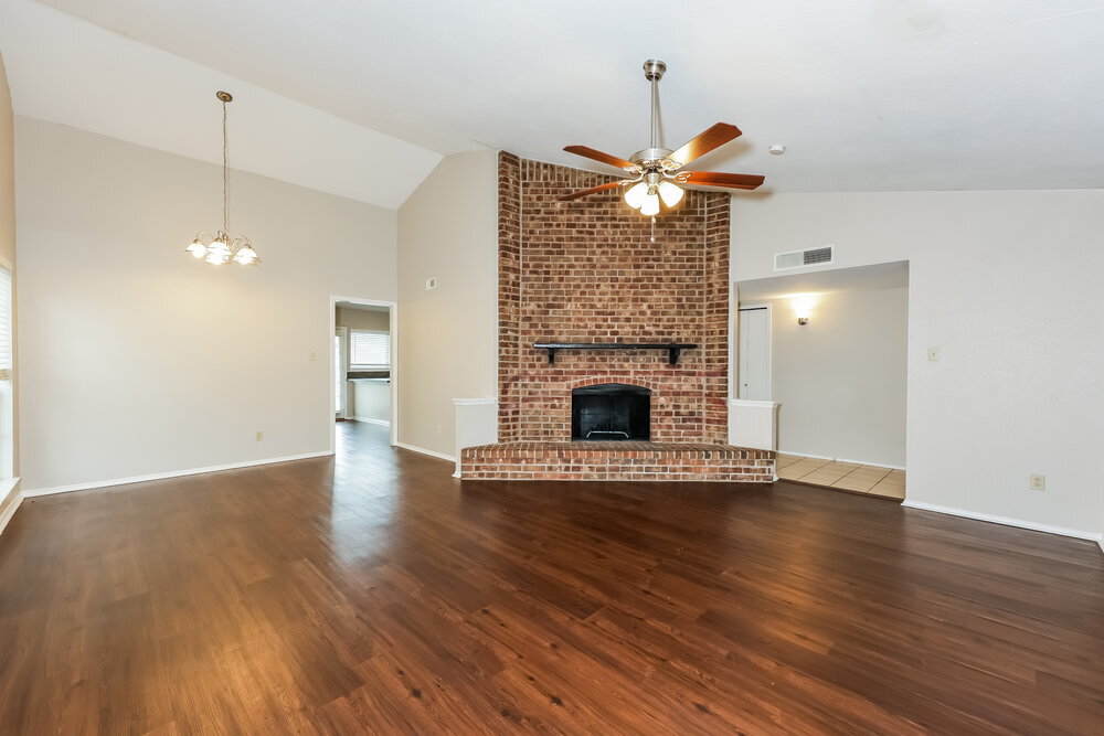 Building Photo - 1385 Southridge Dr