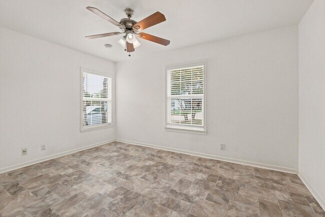 Building Photo - 231 Cicero Ave
