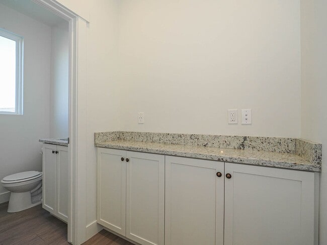 Building Photo - 3 Bedroom, 2.5 Bathroom in South Jordan