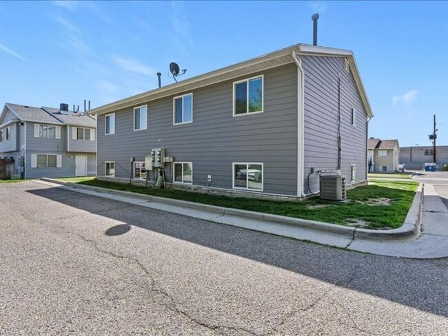 Building Photo - West Valley Clean & Affordable 2 bed, 1 bath apt