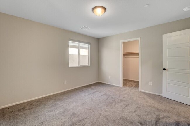 Building Photo - Don't miss this Top Notch 4 Bedroom, Beaut...