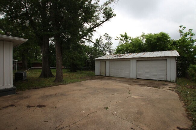 Building Photo - 2327 Plume Dr