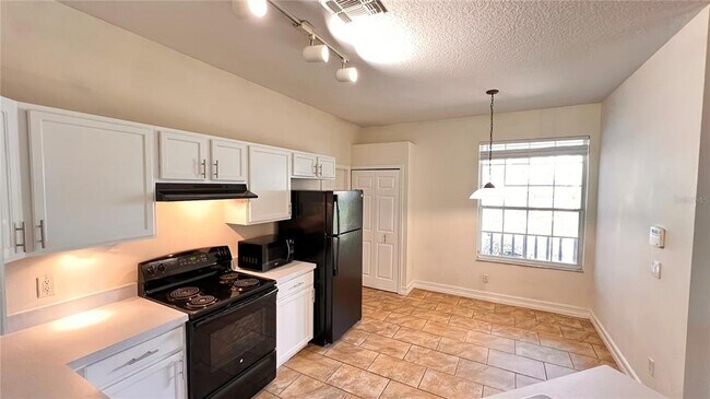 Building Photo - 949 Dekleva Dr