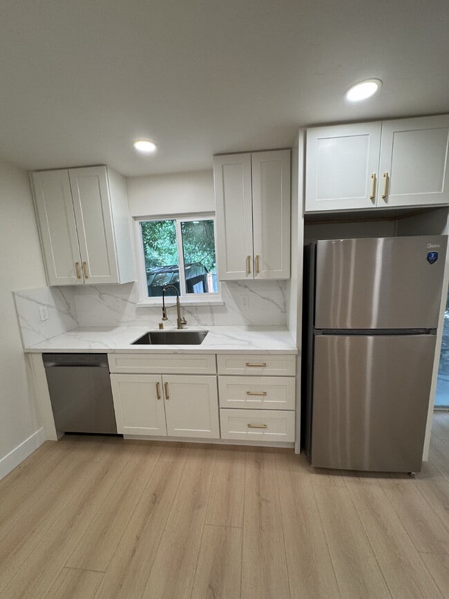 Building Photo - Beautifully Updated 2 Bedroom Home Near Freeway Access