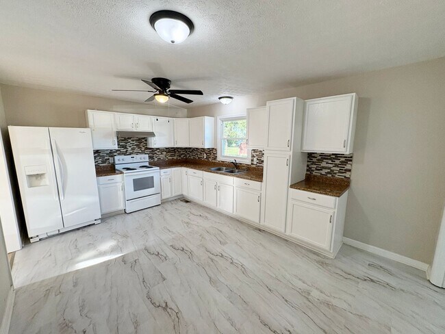 Building Photo - 3 bed with carport and garage