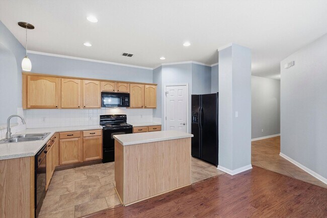 Building Photo - Freshly Painted Spacious 4 Bedroom!