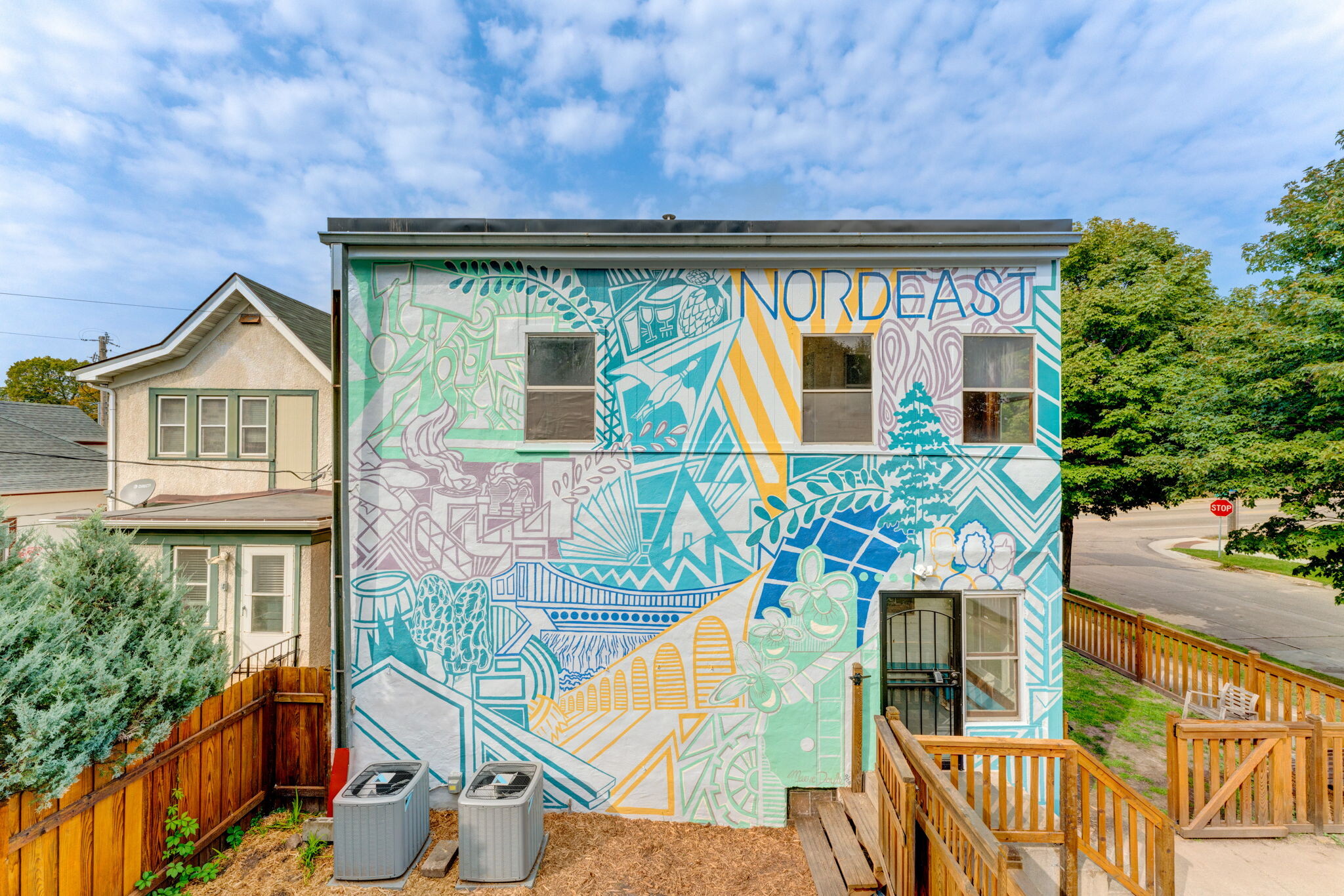 Building Photo - 1322 NE Lowry Ave