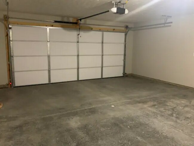 Building Photo - Great new construction fully furnished and...