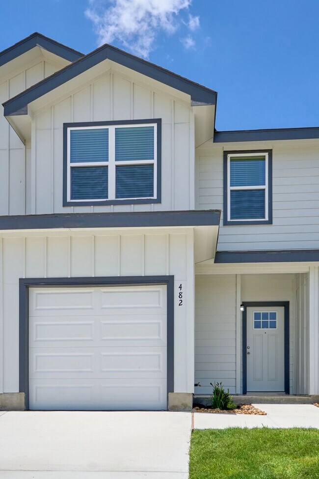 Building Photo - Hunters Ranch Beauty! 3 Bedroom 2 1/2 Bath Townhome