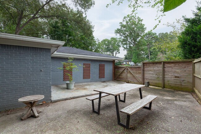 Building Photo - Renovated 3/2 w/ Fenced In Backyard and Courtyard!