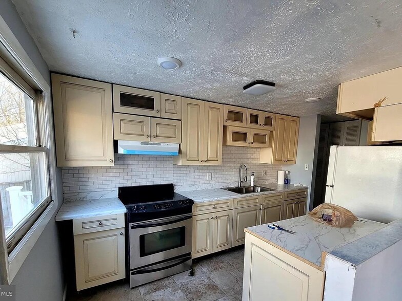 Building Photo - 2208 Cocquina Dr