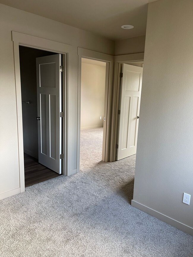 Building Photo - Three Bedroom Pet Friendly Townhouse!