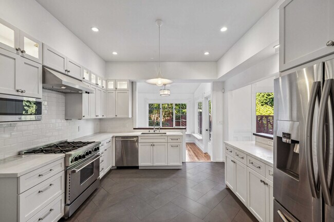 Building Photo - 282 Eureka St