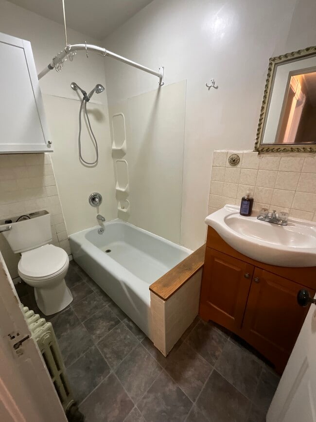 Building Photo - 1324 E 2nd St