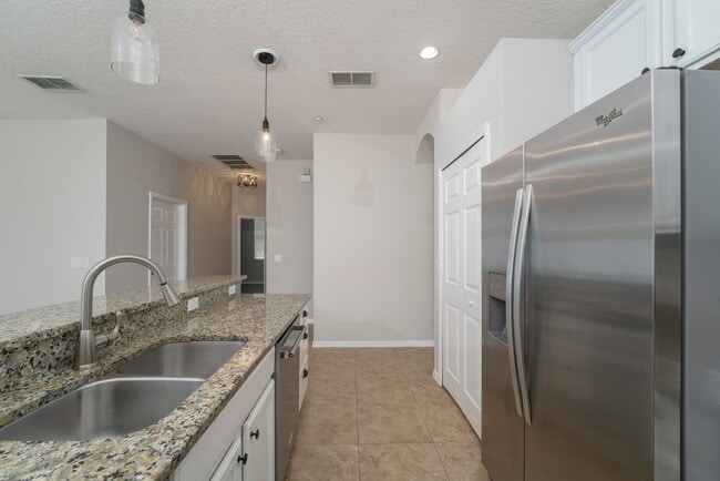 Building Photo - Cute and Spacious 3/2 House w/Bonus Room i...