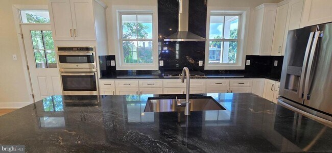 Building Photo - 412 Chapel Alley