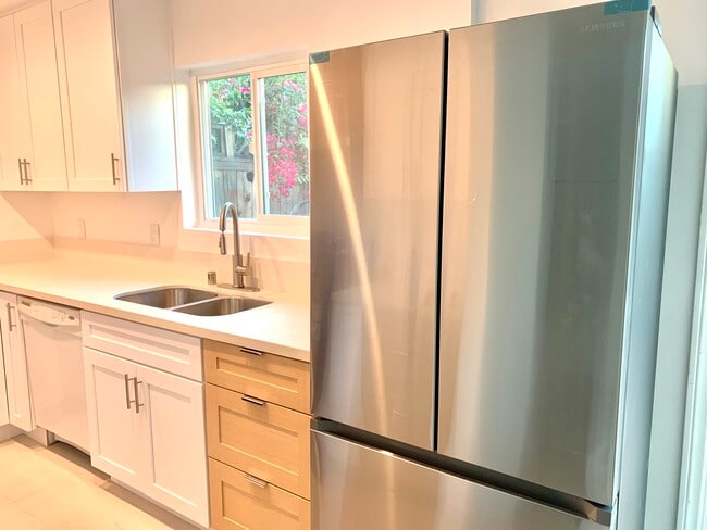 New french door fridge and freezer - 11138 Aqua Vista St