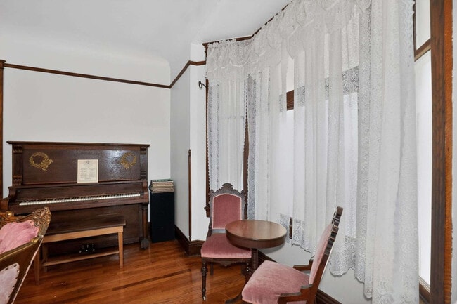 Building Photo - 420 N Gilbert St