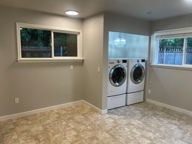 Building Photo - Welcome Home 3b/1ba Updated Home