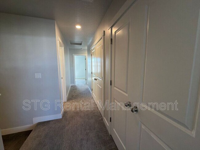 Building Photo - 644 Rosa Ln