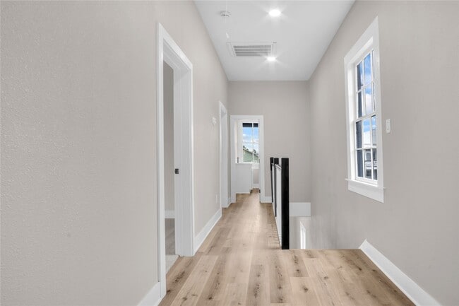 Building Photo - 614 11th St