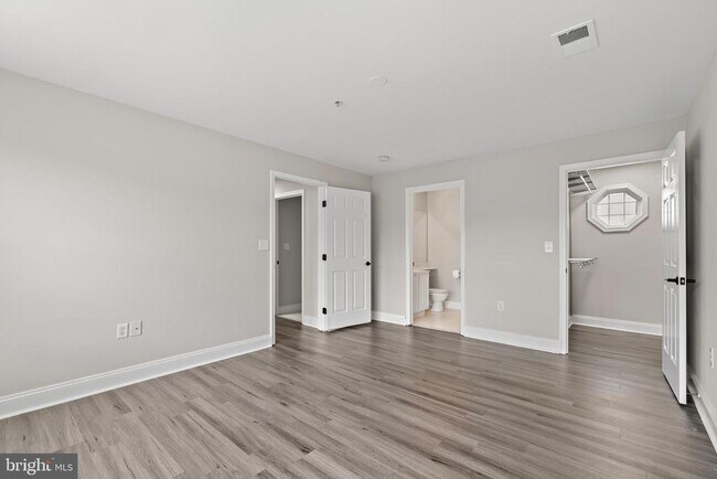 Building Photo - 6520 Lake Park Dr