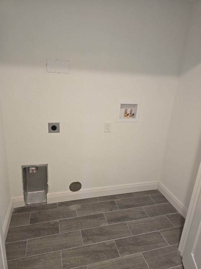 Building Photo - Gorgeous Brand-New Townhome in Lakeside!!!