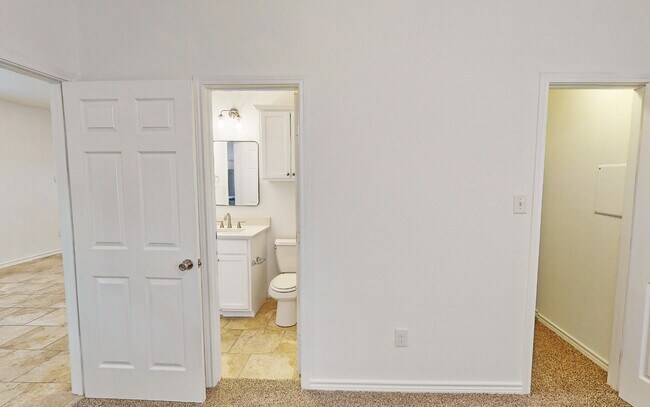 Building Photo - One Block to A&M! Kyle Field walking distance! Newly remodeled, all appliances, 5 bd/4 bth across...
