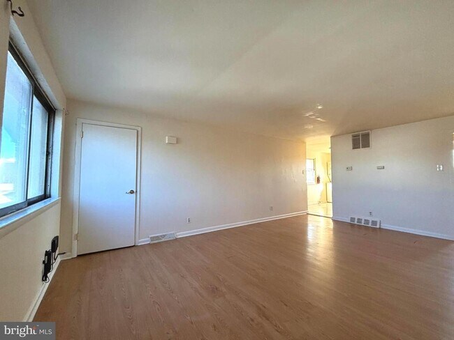 Building Photo - 819 Creek Rd