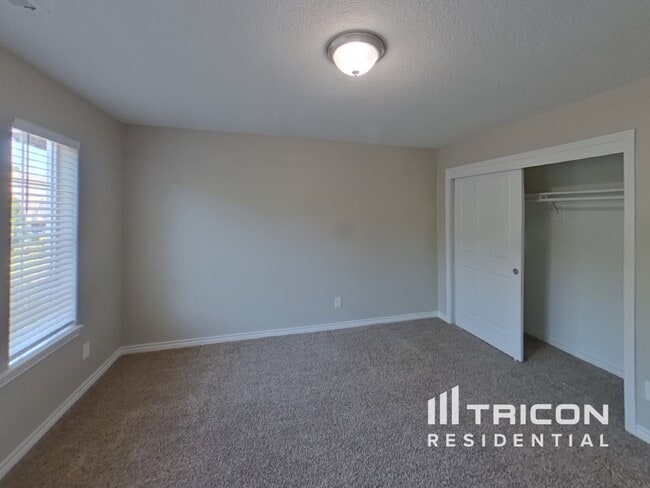 Building Photo - 16050 SW Loon Dr