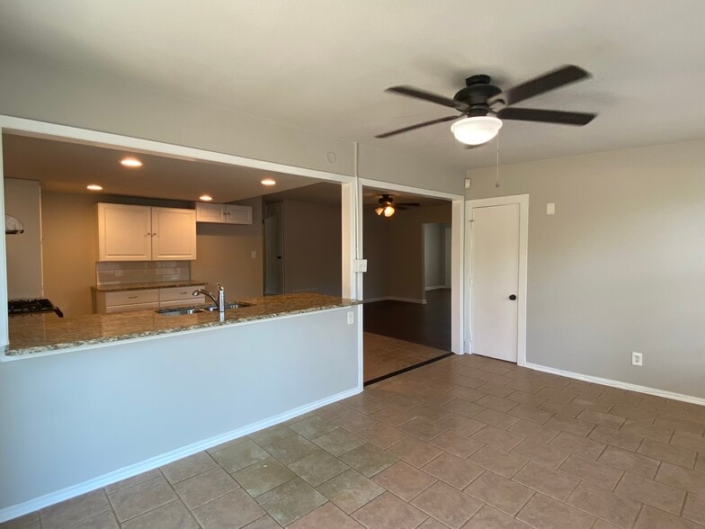 Building Photo - 7000 Bryn Mawr Camino Viejo