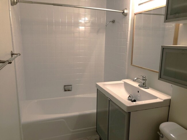 Building Photo - Beautiful 2 Bedroom Apartment with Office ...