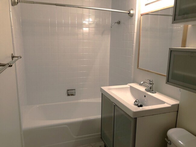 Building Photo - Beautiful 2 Bedroom Apartment with Office in Sugar House!