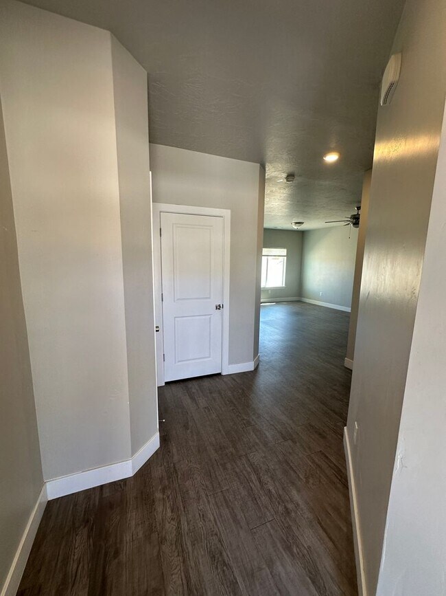 Building Photo - Charming Townhome